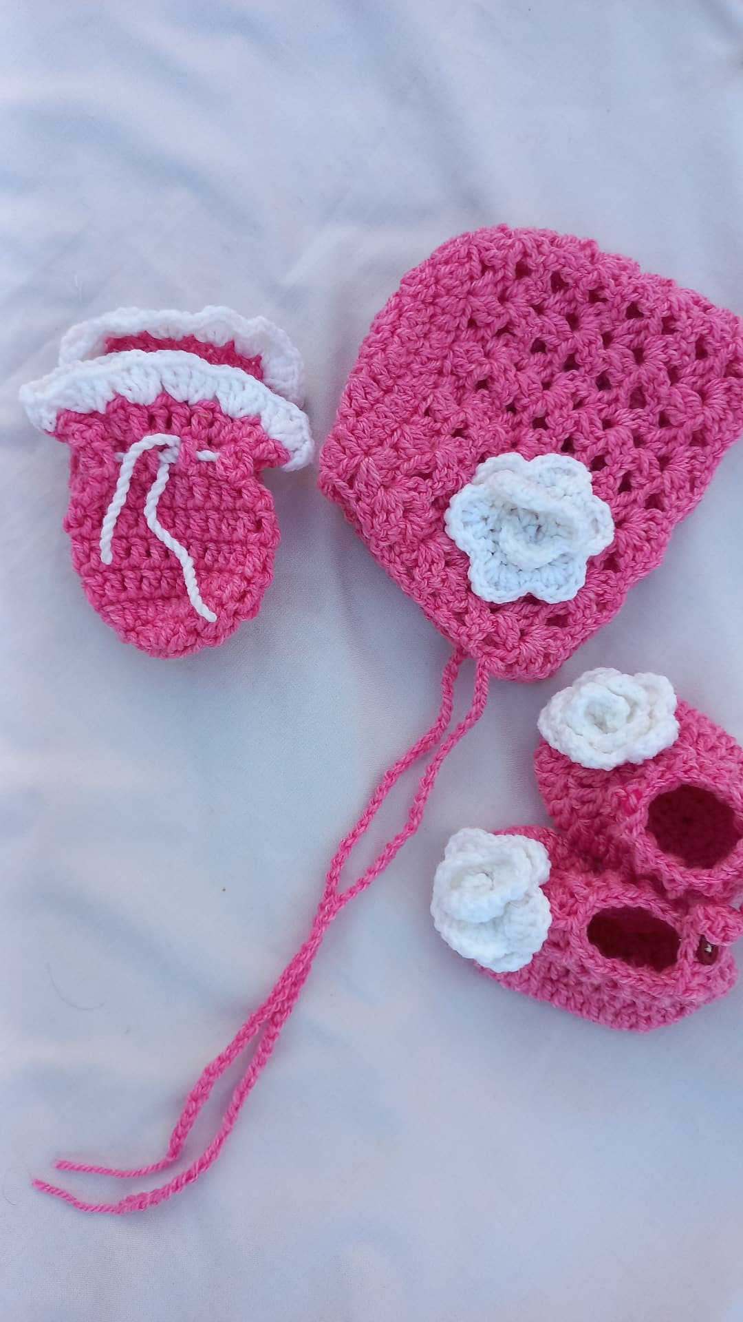Rosebud bonnet cap set