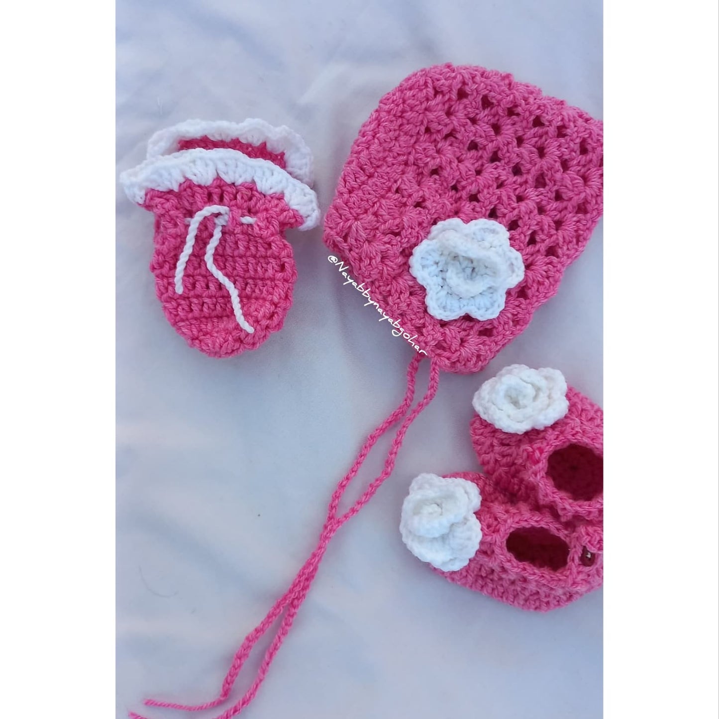 Rosebud bonnet cap set