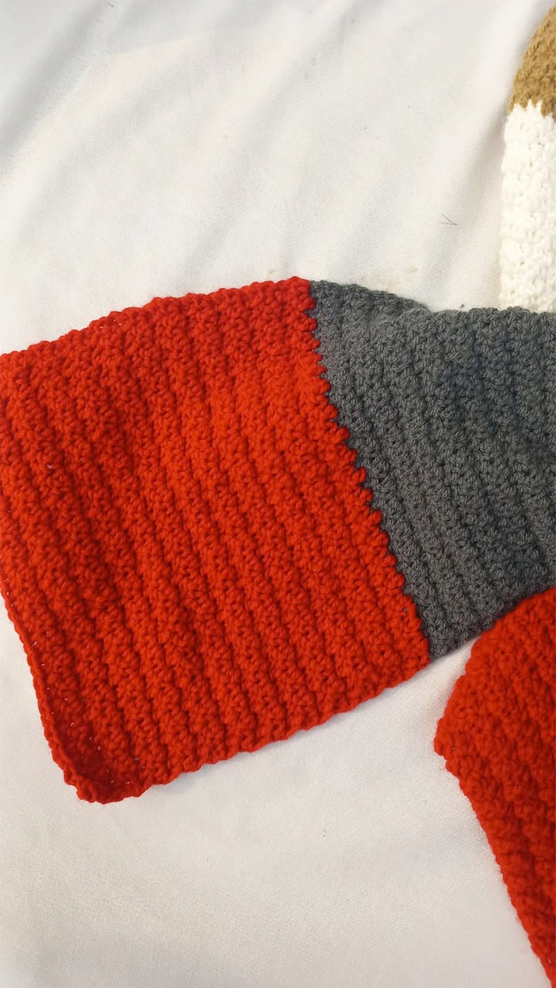 Colour block muffler